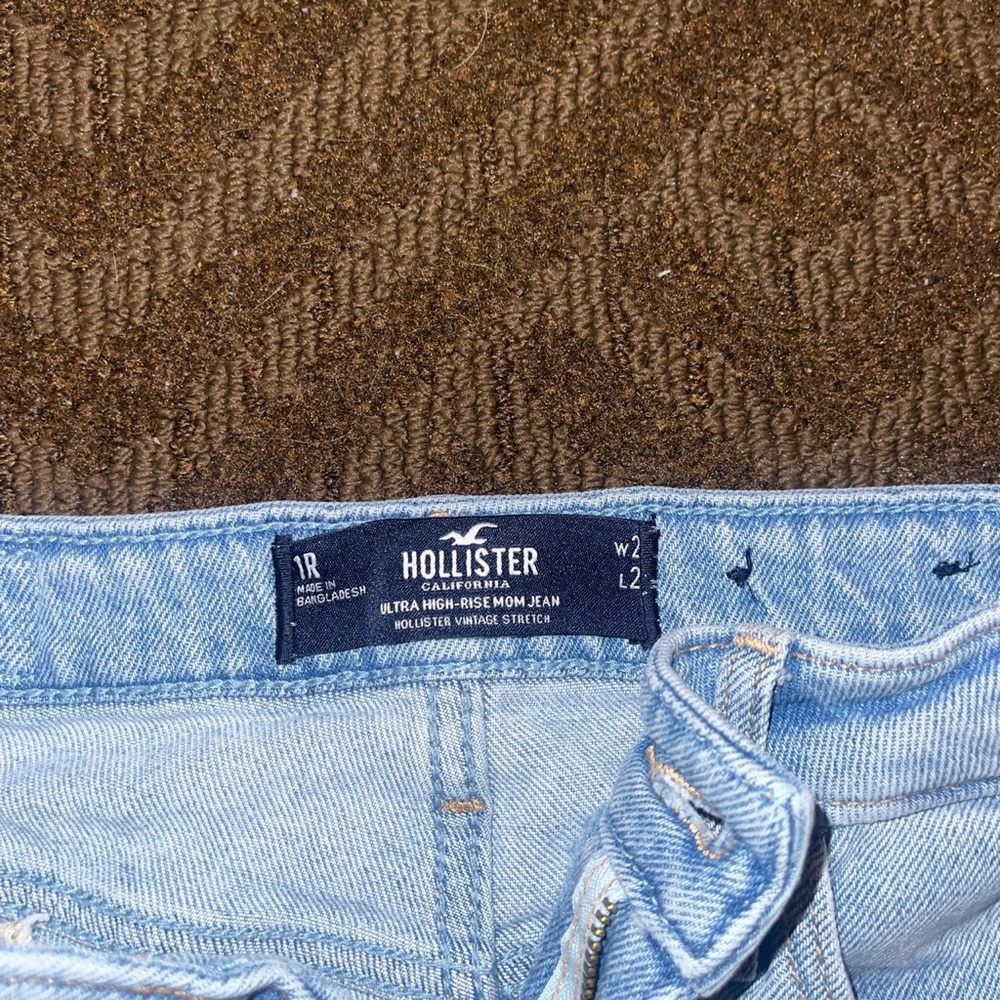 Light Wash Distressed Mom Jeans - Hollister Size 1 - Picture 2 of 2